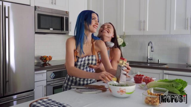 Превью Пригласила подругу на обед, а сама устроила с ней лесби игры № 35551