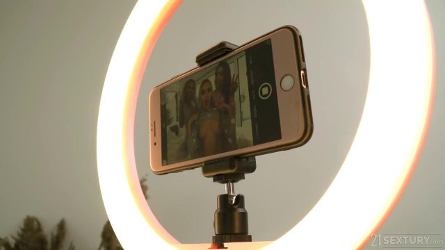 Превью Три подруги собрались вместе, чтобы устроить лесби групповуху № 35556