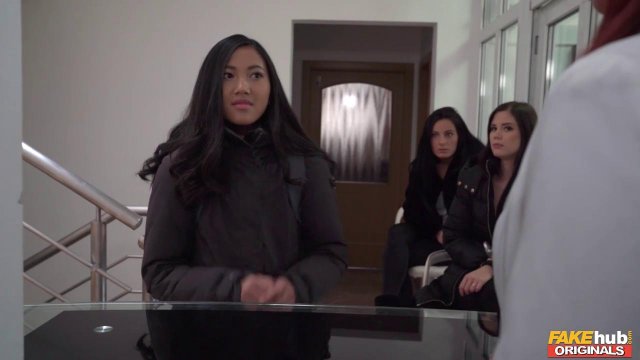 Превью Массажистка довела до оргазма двух очаровательных лесбиянок № 35582