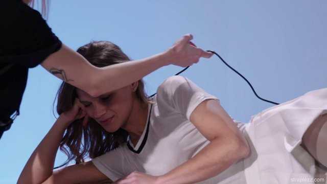 Превью Две худые лесбиянки в чулках решили развлечь друг друга нежными ласками № 35622