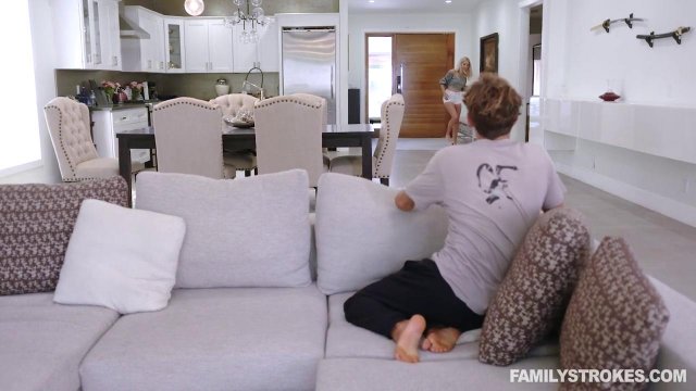 Превью Опытная баба решила устроить секс втроем с молодой влюбленной парой № 35637