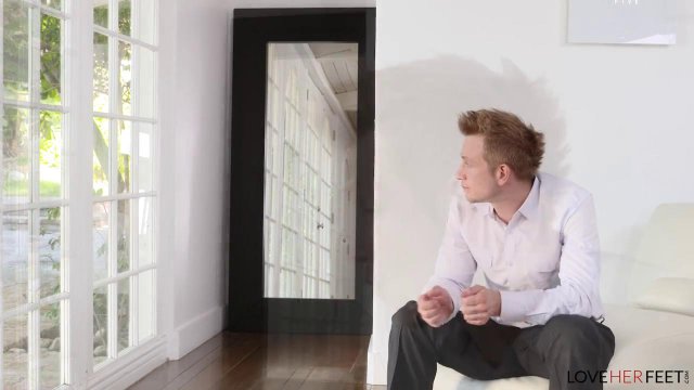 Превью Девка побаловала фетишиста дрочкой и дала ему в сочную киску № 35658