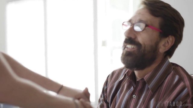 Превью Учитель принял студентку дома и отымел ее в сочную вагину на диване № 35682