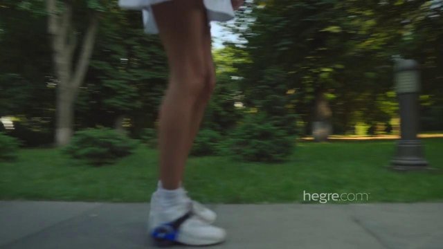 Превью Одинокая телочка любит светить своей пилоткой на природе № 35762