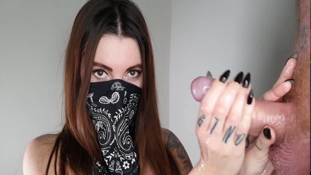 Превью Таинственная красотка умело дрочит нежными руками мужской член № 35775