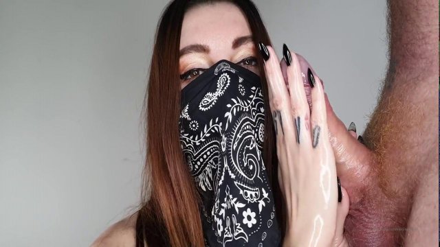 Превью Таинственная красотка умело дрочит нежными руками мужской член № 35775