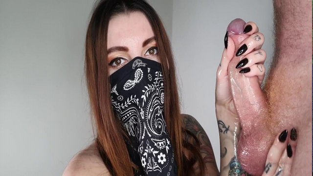 Превью Таинственная красотка умело дрочит нежными руками мужской член № 35775