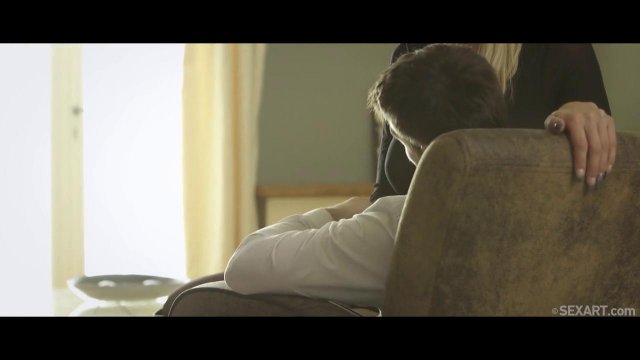 Превью Помощница приехала домой к боссу, чтобы помочь ему снять стресс № 35803