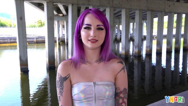 Превью Девка с яркими волосами согласилась на секс с первым встречным № 35806