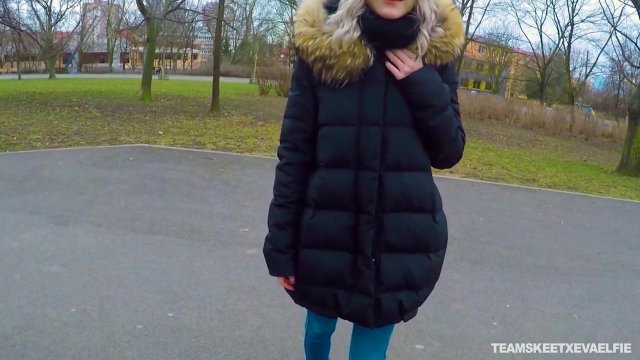 Превью Ради денег молодая телочка дрочит член незнакомого парня на улице № 35865