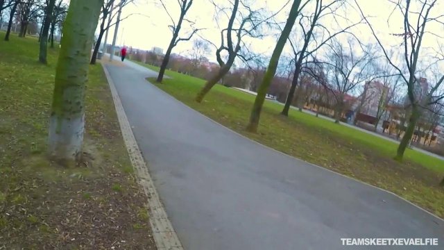 Превью Ради денег молодая телочка дрочит член незнакомого парня на улице № 35865