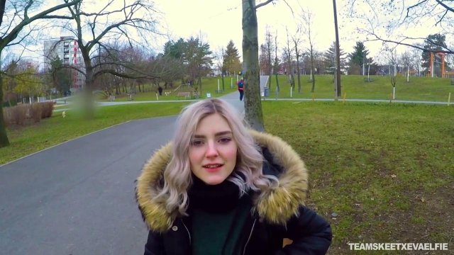 Превью Ради денег молодая телочка дрочит член незнакомого парня на улице № 35865