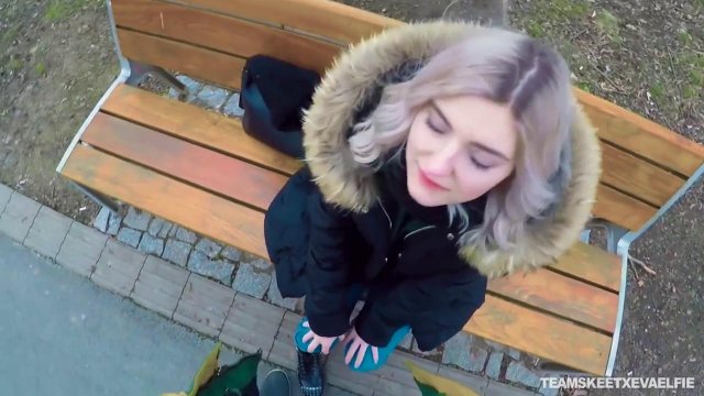 Превью Ради денег молодая телочка дрочит член незнакомого парня на улице № 35865