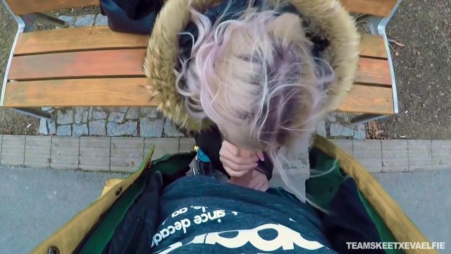 Превью Ради денег молодая телочка дрочит член незнакомого парня на улице № 35865