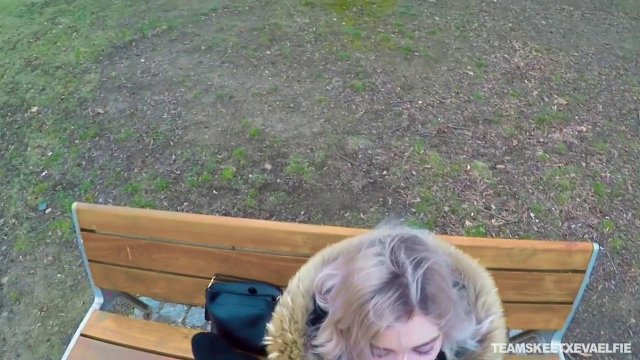 Превью Ради денег молодая телочка дрочит член незнакомого парня на улице № 35865