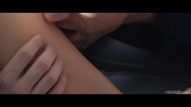 Превью Красивый секс с романтической красоткой на большом диване № 35897