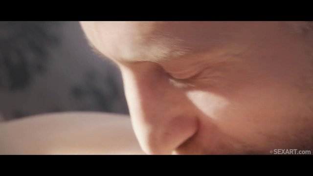 Превью Красивый секс с романтической красоткой на большом диване № 35897