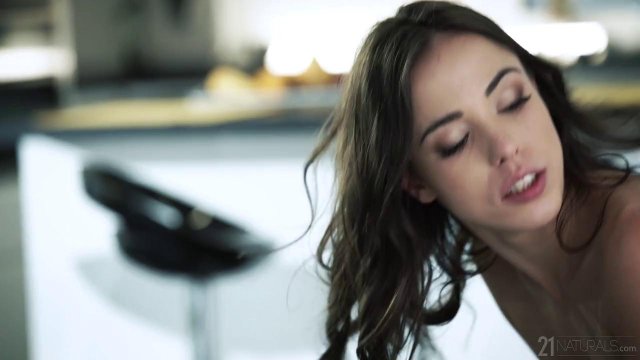 Превью Влюбленная парочка устроила красивый секс на кухне за завтраком № 35901