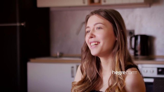 Превью Телка с упругими сиськами мастурбирует свою промежность пальцами № 35903