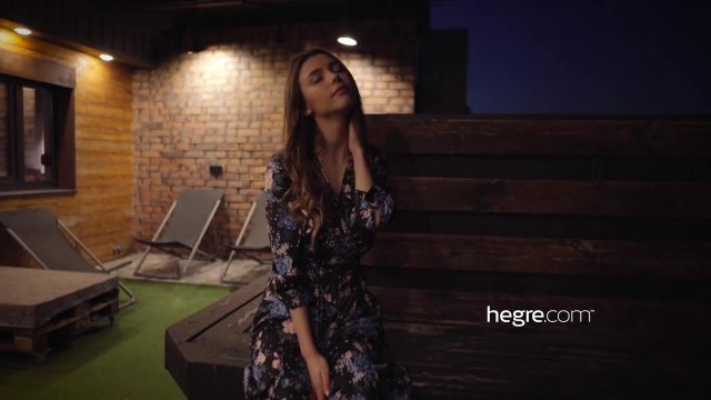 Превью Телка с упругими сиськами мастурбирует свою промежность пальцами № 35903