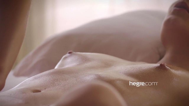 Превью Лесбиянка ублажает подругу массажем и нежной мастурбацией № 35924