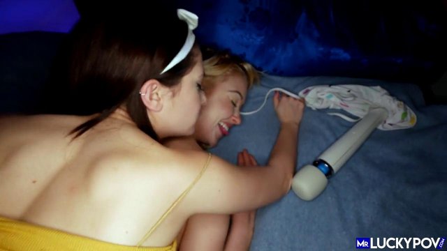 Превью Две тусовщицы по очереди насаживаются на крепкий член нового знакомого № 35928