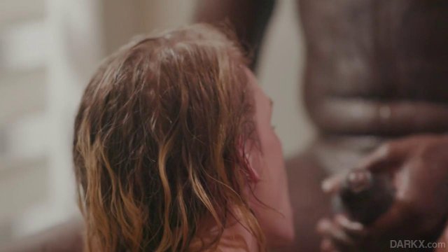 Превью Нежная цыпочка жарко трахается и сосет член темнокожего мачо в ванной № 35929