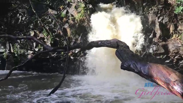 Превью Девица с удовольствием сосет член парня в машине и занимается с ним сексом № 35974