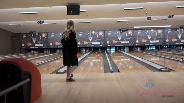 Превью Хотела поиграть в боулинг, но в итоге мужик поиграл с ее киской № 35998