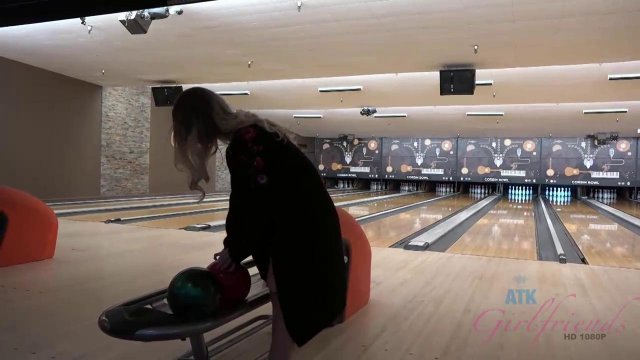 Превью Хотела поиграть в боулинг, но в итоге мужик поиграл с ее киской № 35998