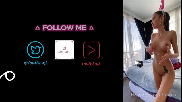 Превью Зайка с торчащими сиськами отлично сосет и пробует сперму № 36084