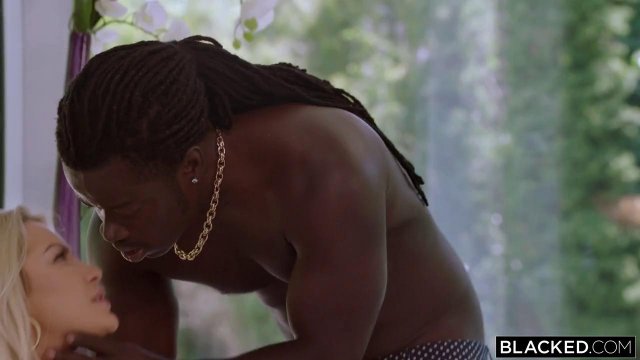 Превью Два негра отымели в два ствола похотливые щелки очаровательной бабы № 36094