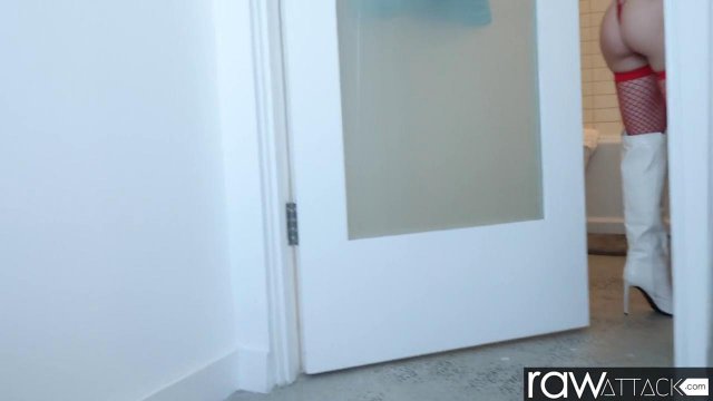 Превью Пошлая блондинка в красном сосет хуй парня № 36550