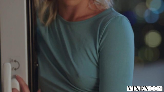 Превью Красиво ебет блондинку посреди ночи до оргазма № 36614