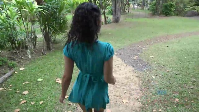 Превью Сучка сосет другу в машине после поездки на море № 39510