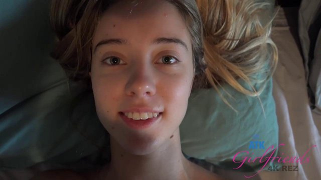 Превью Сонная красотка трахается с парнем и дрочит член ножками № 39549