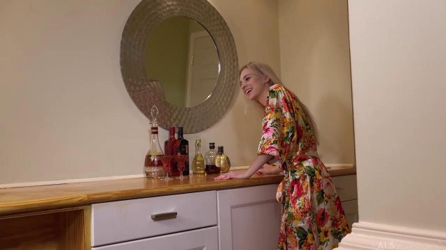 Превью Блондинка кончат от банана в узкой киске № 39560