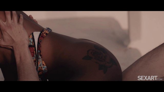 Превью Белый мужик нежно трахает негритянку на природе № 39629