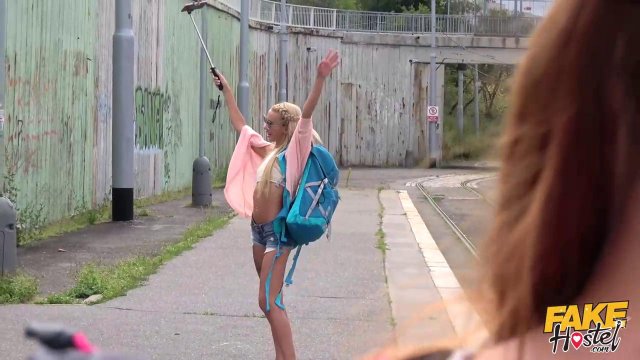 Превью Менеджер отеля трахает новую поселенку с бритой киской № 39640