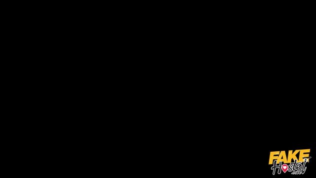 Превью Менеджер отеля трахает новую поселенку с бритой киской № 39640