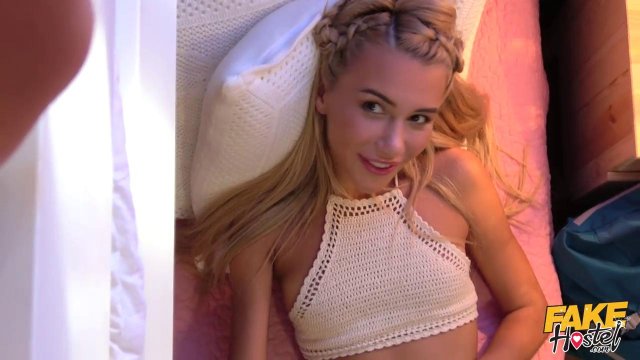 Превью Менеджер отеля трахает новую поселенку с бритой киской № 39640