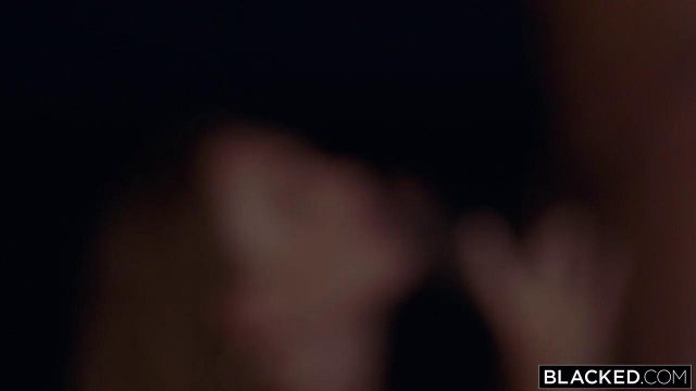 Превью Негр всунул огромный член в киску красотки на пляже № 39651