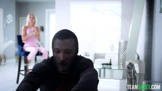 Превью Бандит связал руки блондинке и как следует ее трахнул № 39723