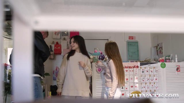 Превью Две телки подставляют свои дырки для секса с парнем № 39764