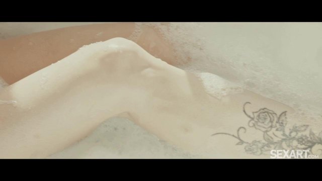 Превью Застала подругу голой в ванной и сделала куни № 42217