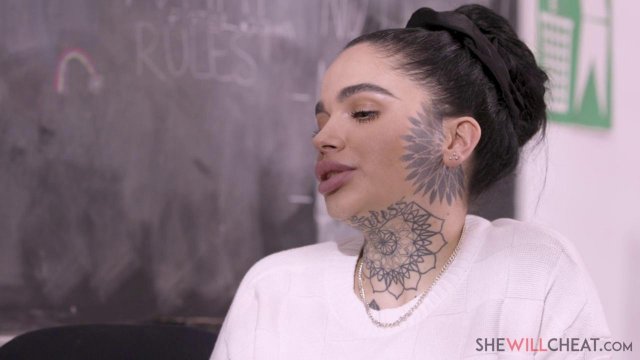 Превью Татуированные студентки трахаются на столе после уроков № 42223