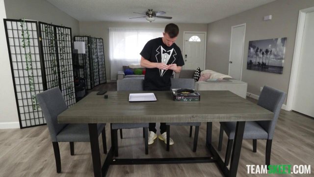 Превью Подруги соблазнили парня с длинным членом на тройничок № 42235