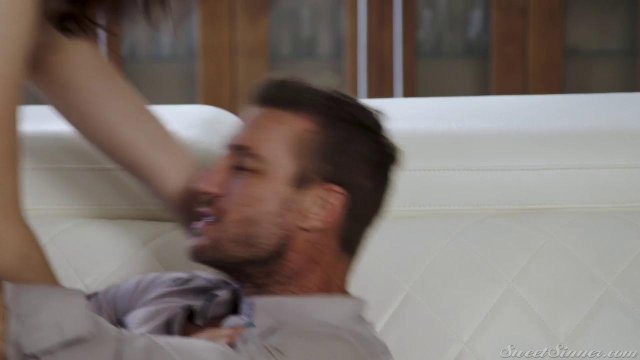 Превью Телка с плоскими сиськами села на член мужика до упора № 42238