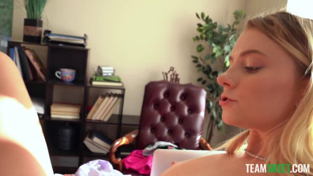 Превью Мужик трахает в офисе двух блондинок с упругими сиськами № 42243