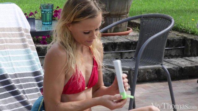 Превью Стройные лесби лижут друг другу на заднем дворе до оргазма № 42277